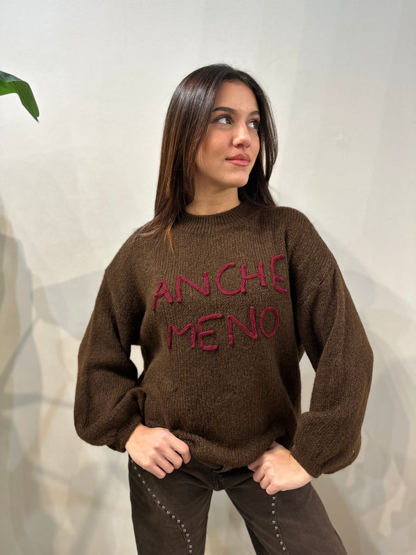 Maglione “anche meno” Marrone