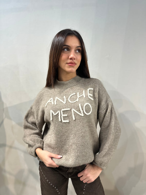 Maglione “anche meno” Tortora
